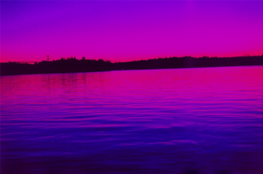 Фиолетовая вода почему. Фиолетовая вода. Фиолетовая вода Эстетика. Эстетика сиреневого цвета закат. Фиолетовая вода фон.